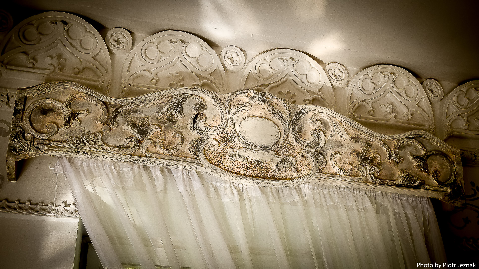 Palace and park complex in Boratyn - Dwor Boratyn - Decorative curtain rod in the dining room